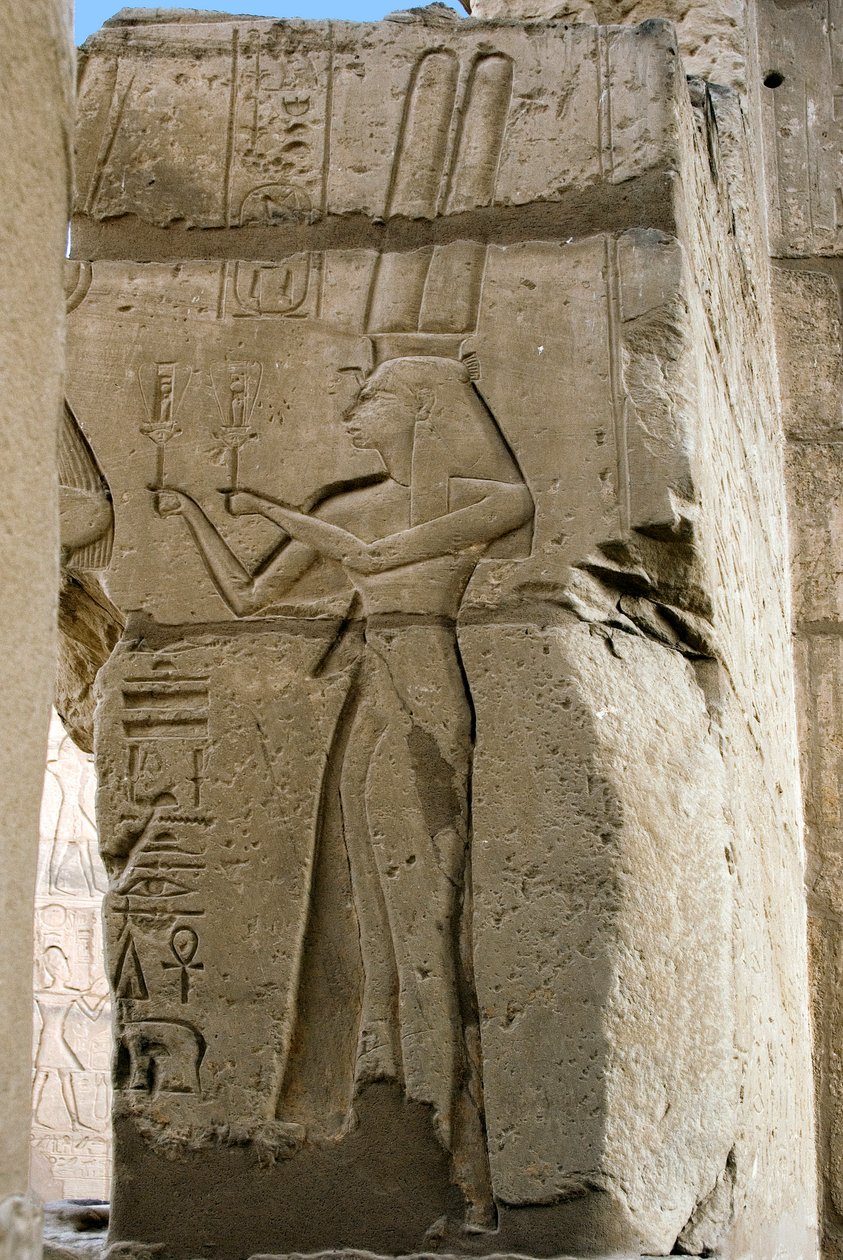 Antiquito egípcio: detalhe de relevos representando a deusa Hathor com amantes nas mãos, Templo Funerário dedicado ao faraó Ramsés II (1279-1213 a.C.), local de Ramasseum (Ramesseum) em Luxor, Egito. de Egyptian 19th Dynasty