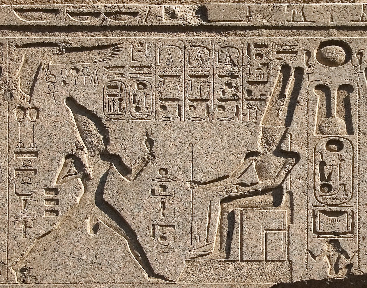 Antiquite egípcio: detalhe do arquitrave decora a representação do faraó Ramsés II honrando o deus Amon e hieróglifos, templo do faraó Ramsés II (1292-1186 AC) em Luxor. East Bank (Tebas), Egito de Egyptian 19th Dynasty
