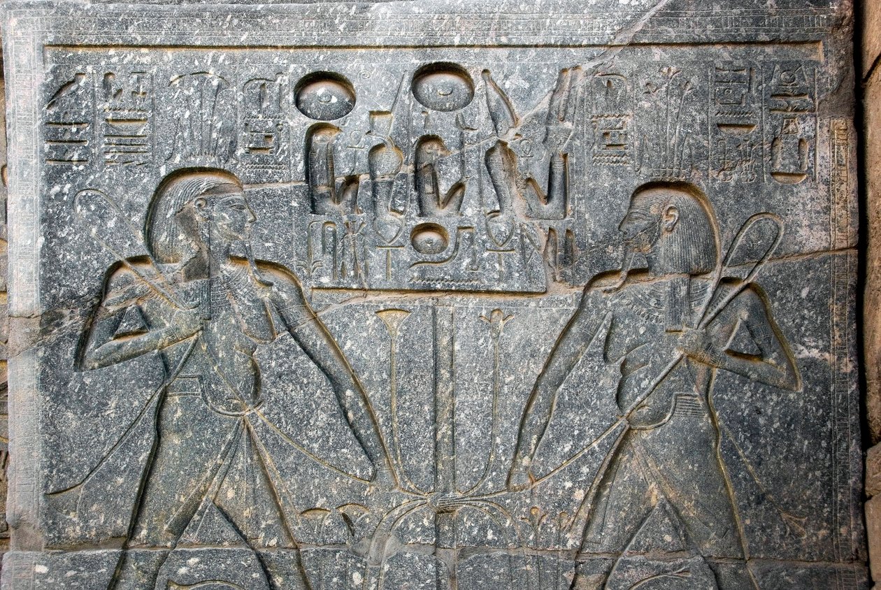 Antiquite egípcio: detalhe da base da estátua do Faraó Ramsés II (1292-1186 AC representando a união do Alto e do Baixo Egipto. Templo de Luxor. East Bank (Tebas), Egito. de Egyptian 19th Dynasty