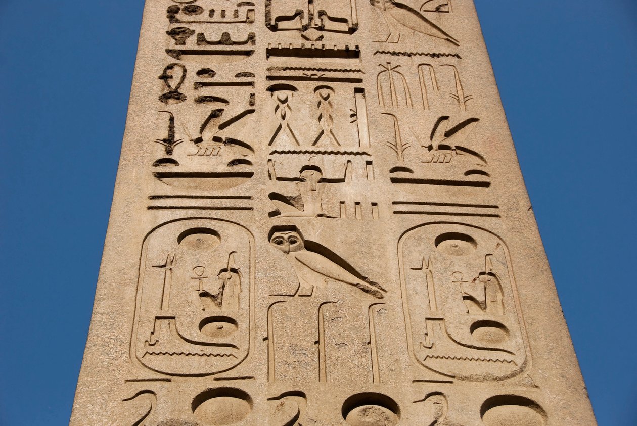 Antiquite egípcio: detalhe da sepultura do obelisco de cartuchos e hieróglifos, templo do faraó Ramsés II (1292-1186 a.C.) em Luxor. East Bank (Tebas), Egito de Egyptian 19th Dynasty