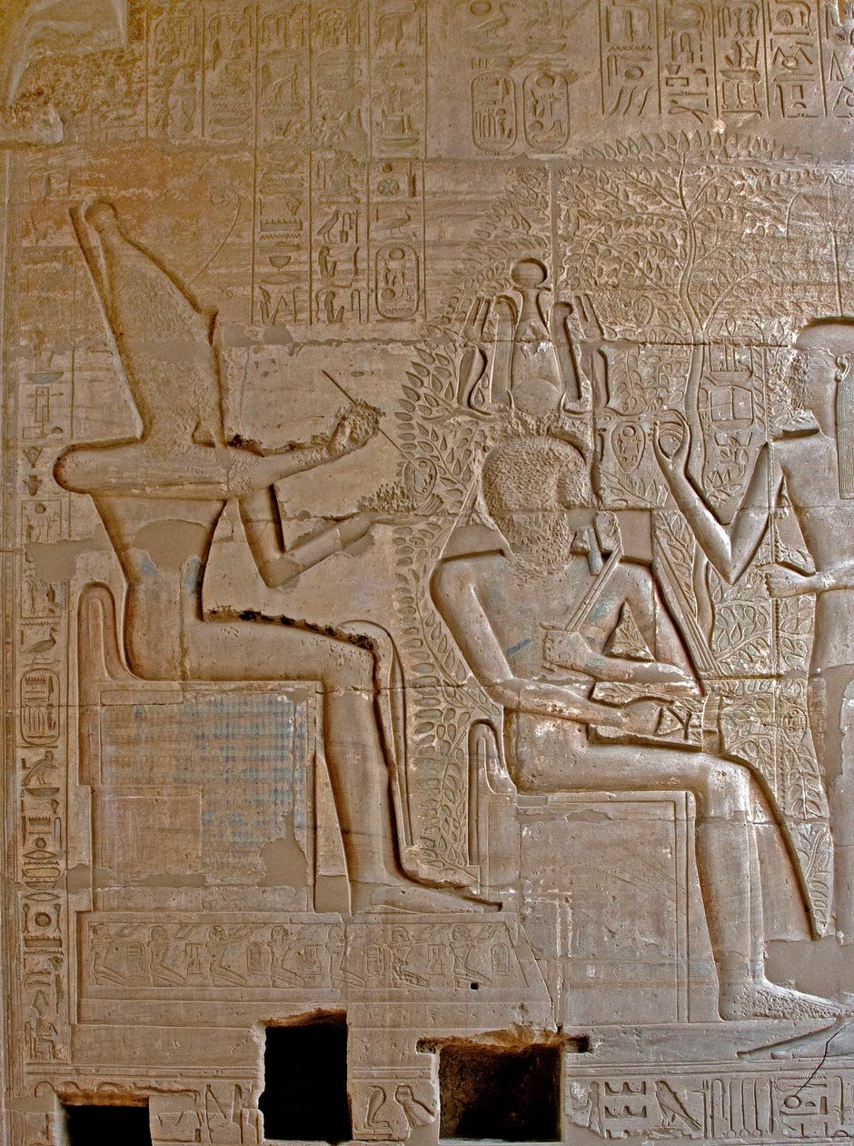Antiquite egípcio: detalhe dos relevos que representam a coroa de Ramsés II e abençoados pelo divinito da Escritura de Seshat, Templo Memorial dedicado ao Faraó Ramsés II de Egyptian 19th Dynasty