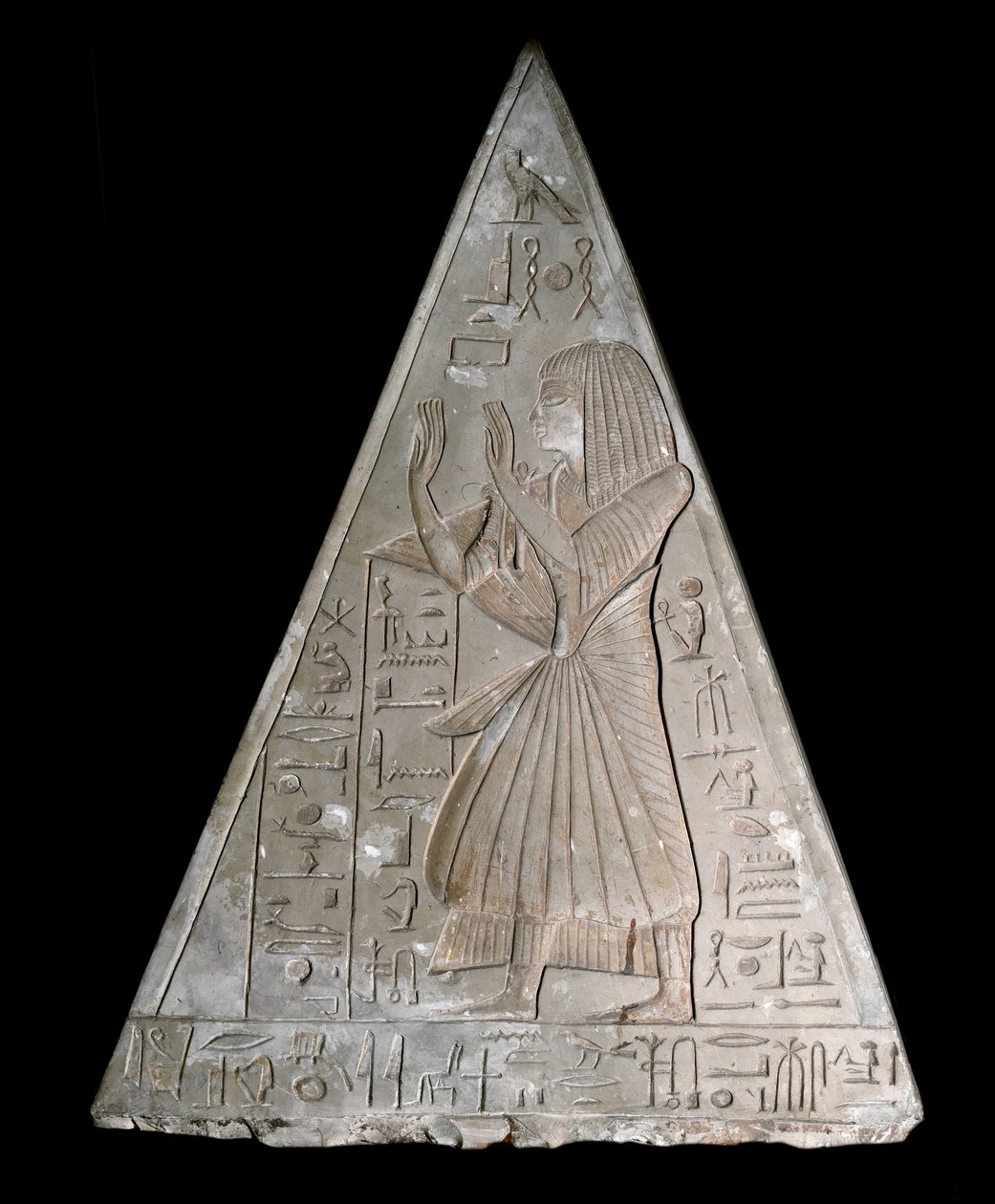 Antiquito egípcio: ponta em pirâmide da capela de Ramose decorada com a representação da divindade Re-Atum (Re Atum ou Ra-Atum ou Ra Atum ou Re Toum) do sol poente. 19ª dinastia ((1295-1190 aC) Deir el Medineh Dim. h. 70 cm Torino Egito de Egyptian 19th Dynasty
