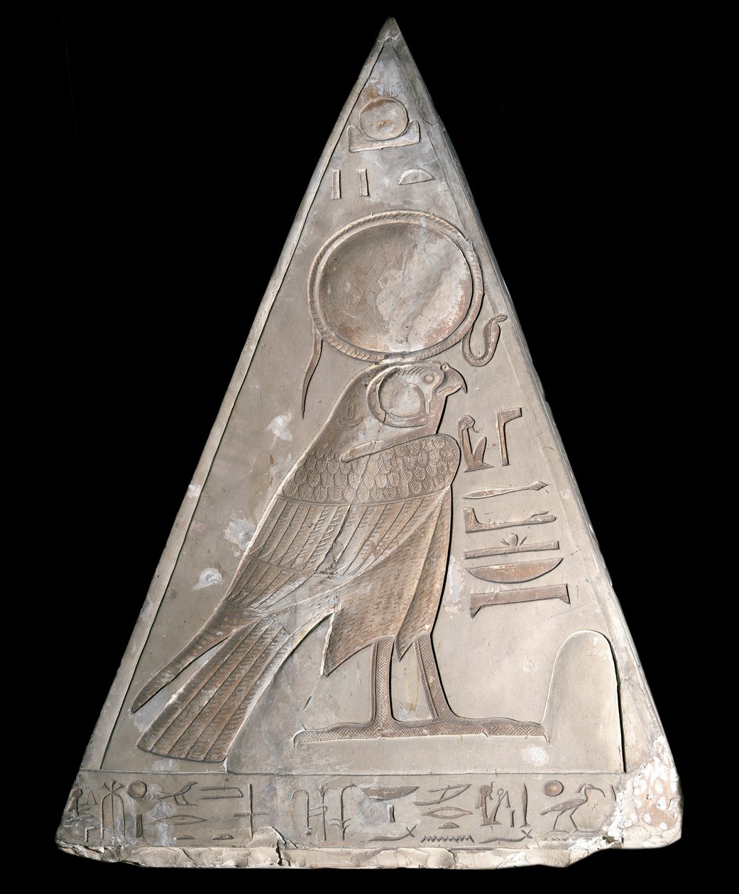 Antiquite egípcio: ponta em pirâmide da capela de Ramose decorada com a representação de Ra-Harakte (Re Harakte) divinite do sol nascente de Egyptian 19th Dynasty