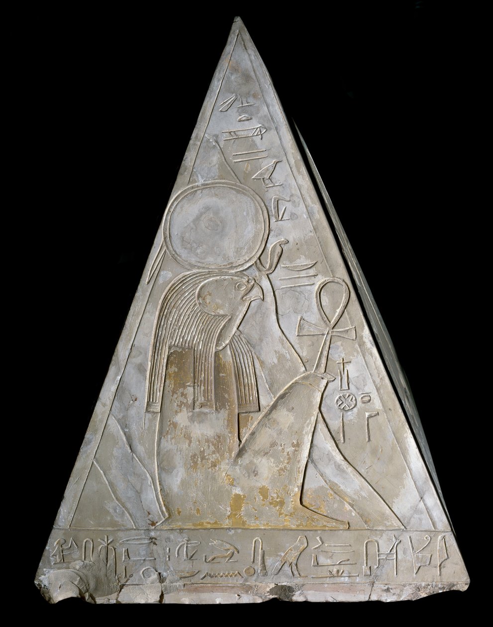Antiquite egípcio: ponta em pirâmide da capela de Ramose decorada com a representação de Re-Atum (Re Atum ou Ra-Atum ou Ra Atum ou Re Toum) divindade do sol poente. 19ª dinastia ((1295-1190 aC) Deir el Medineh Dim. h. 70 cm Turin Museu egípcio de Egyptian 19th Dynasty