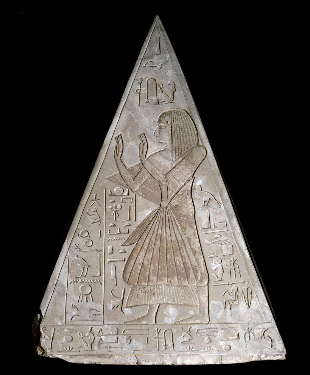 Antiquito egípcio: ponta em pirâmide da capela de Ramose decorada com a representação da divinita do sol nascente Ra-Harakte (Re Harakte), adoradora tardia de Egyptian 19th Dynasty