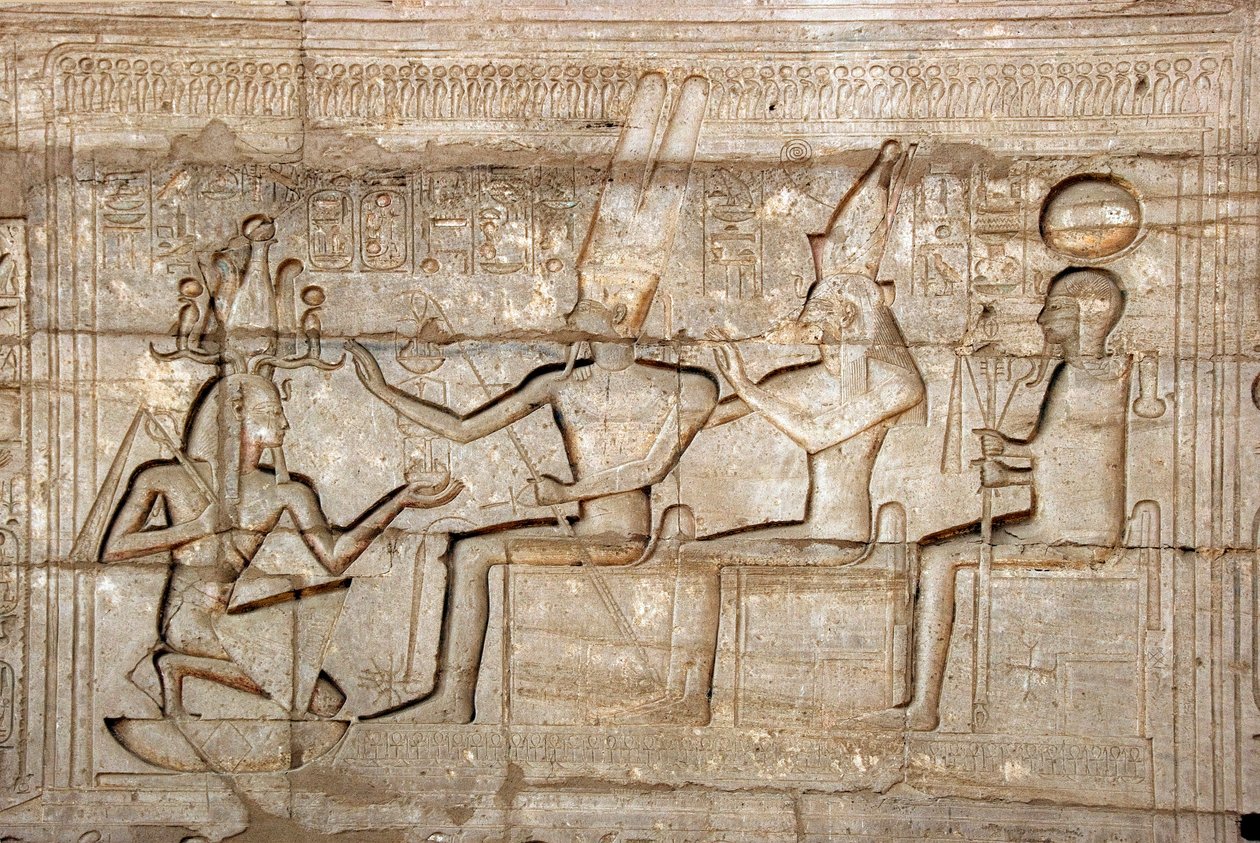 Antiguidade egípcia: relevo representando o Faraó Ramsés II diante das divindades da tríade Theban, Amon, Mut e Khonsu; Templo funerário dedicado ao Faraó Ramsés II (1279-1213 a.C.), local de Ramasseum (Ramesseum) em Luxor, Egito. de Egyptian 19th Dynasty