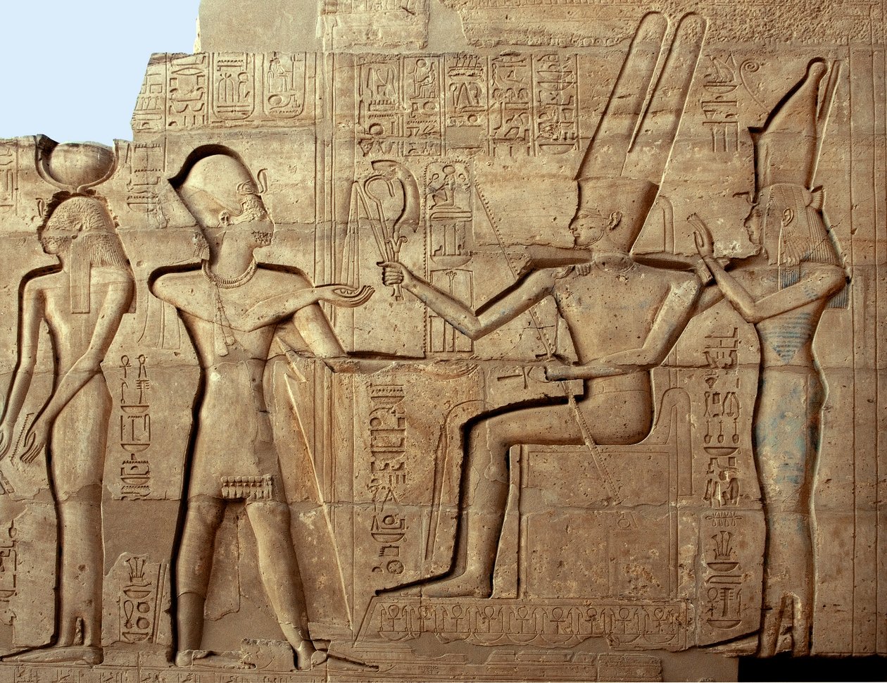 Antiquito egípcio: relevo representando o faraó Ramsés II diante de duas das divindades da tríade Theban, Amon e Mut; Templo funerário dedicado ao faraó Ramsés II (1279-1213 a.C.), local de Ramasseum (Ramesseum) em Luxor, Egito. de Egyptian 19th Dynasty