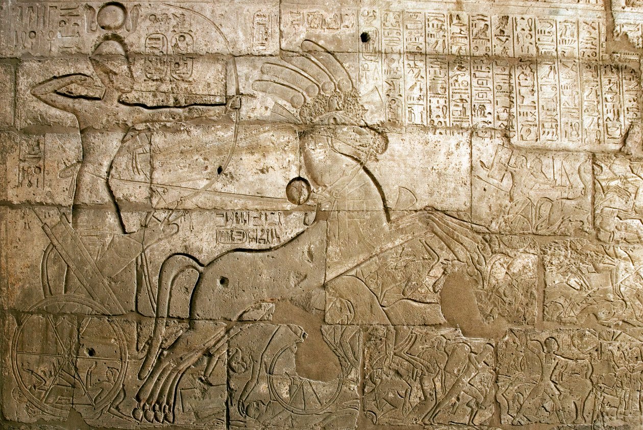Antiquito egípcio: vista dos relevos que celebram os feitos de Ramsés II durante a Batalha de Qadesh em 1274 AC, o Faraó está representado na sua carruagem, o templo funerário dedicado ao Faraó Ramsés II (1279-1213 AC), local de Ramasseum (Ramesseum) em L de Egyptian 19th Dynasty