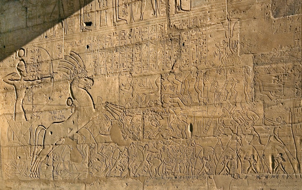 Antiquite egípcio: vista dos relevos que celebram os feitos de Ramsés II durante a Batalha de Qadesh em 1274 AC, Templo Memorial dedicado ao Faraó Ramsés II (1279-1213 AC), local de Ramasseum (Ramesseum) em Luxor, Egito. de Egyptian 19th Dynasty
