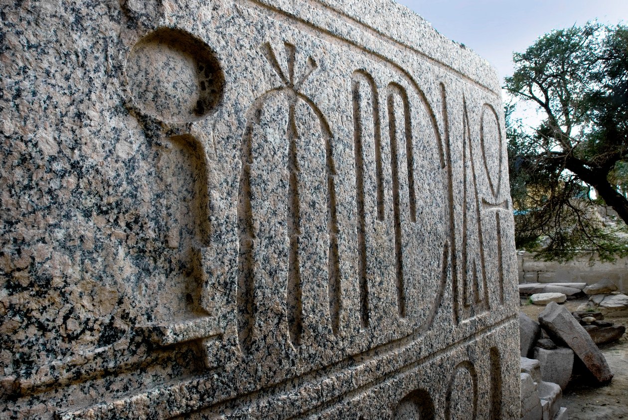 Antiquitis egípcio: base da estátua colossal de granito de Aswan do Faraó Ramsés II; Templo funerário dedicado ao Faraó Ramsés II de Egyptian 19th Dynasty