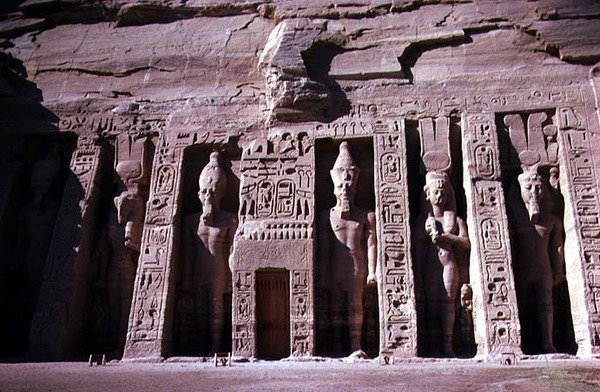 Fachada do Templo da Rainha Nefertari, Novo Reino, c.1250 a.C. (foto) (para detalhes ver 118458) de Egyptian 19th Dynasty