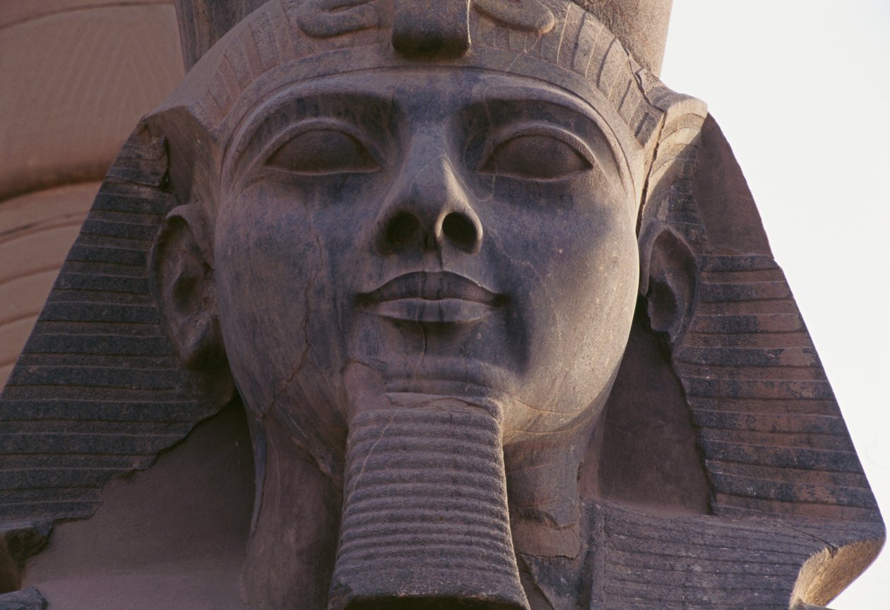 Rosto da estátua de Ramsés II sentado, Necrópole Tebana (Lista do Património Mundial da UNESCO de Egyptian 19th Dynasty