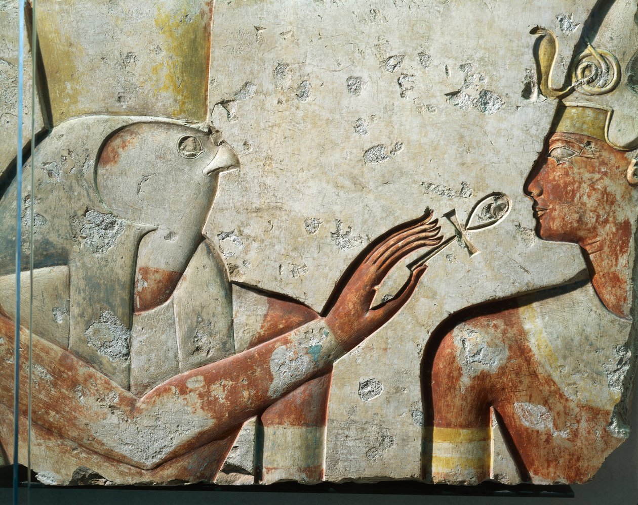 Falcão deus Hórus e Ramsés II durante a cerimónia de abertura da boca, baixo-relevo, de um pequeno templo construído pelo Faraó em Abydos. de Egyptian 19th Dynasty