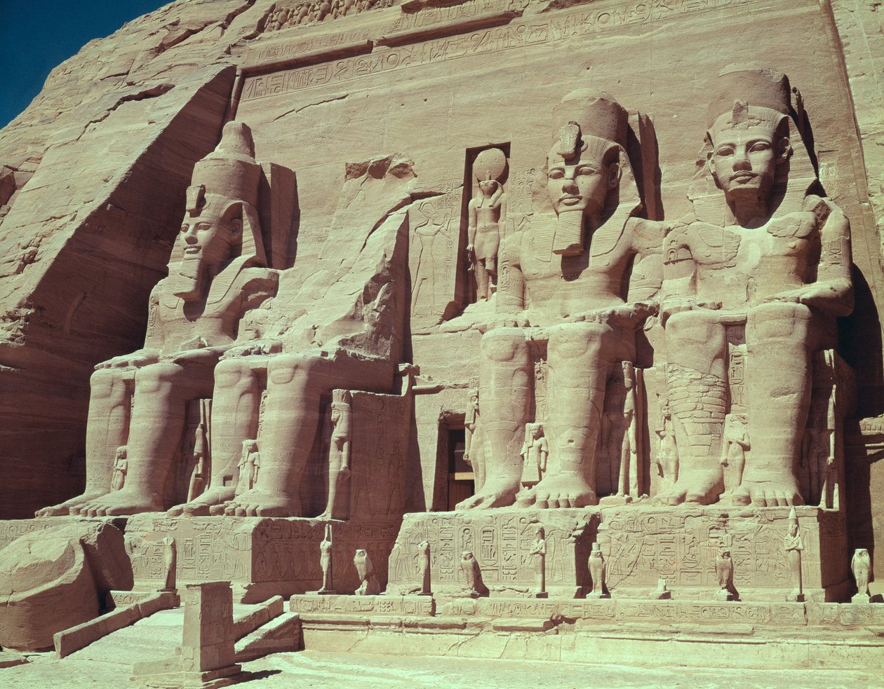 Quatro figuras colossais do rei, do Templo de Ramsés II, Novo Reino, c.1279-1213 aC de Egyptian 19th Dynasty