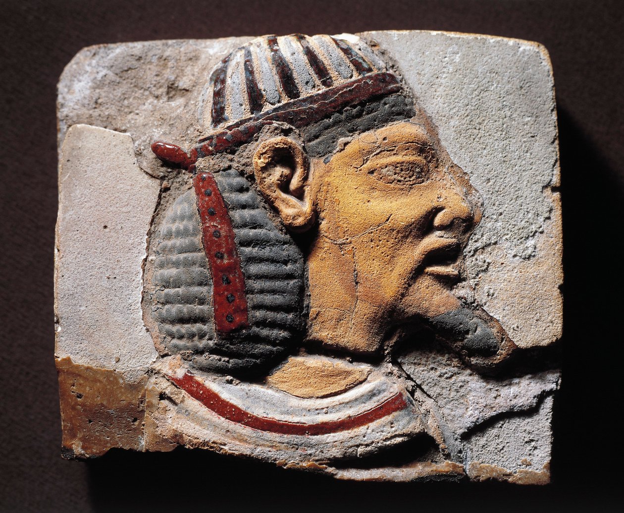 Fragmento de decoração, majólica com cabeça de prisioneiro semita sírio de Egyptian 19th Dynasty