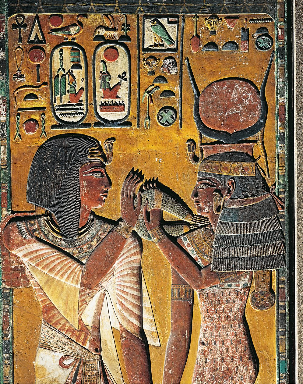 A Deusa Hathor oferece o seu colar ao Faraó (baixo relevo) de Egyptian 19th Dynasty