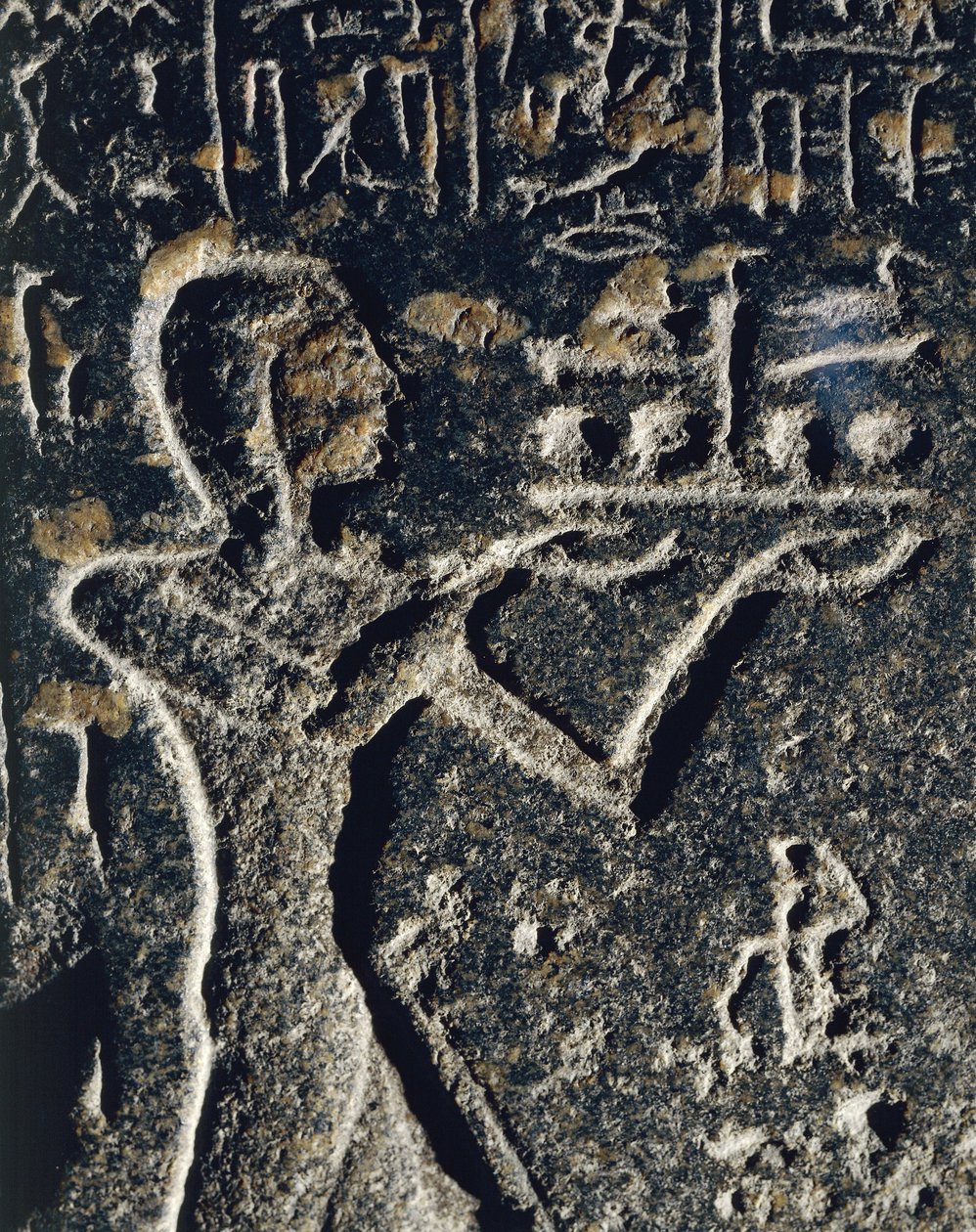 Estátua de granito representando o príncipe Merneptah em adoração, dedicada ao deus Ptah de Egyptian 19th Dynasty