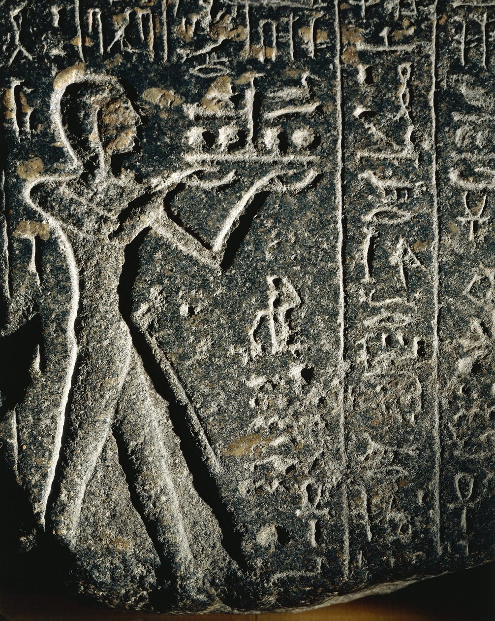 Estátua de granito representando o príncipe Merneptah em adoração, dedicada ao deus Ptah de Egyptian 19th Dynasty