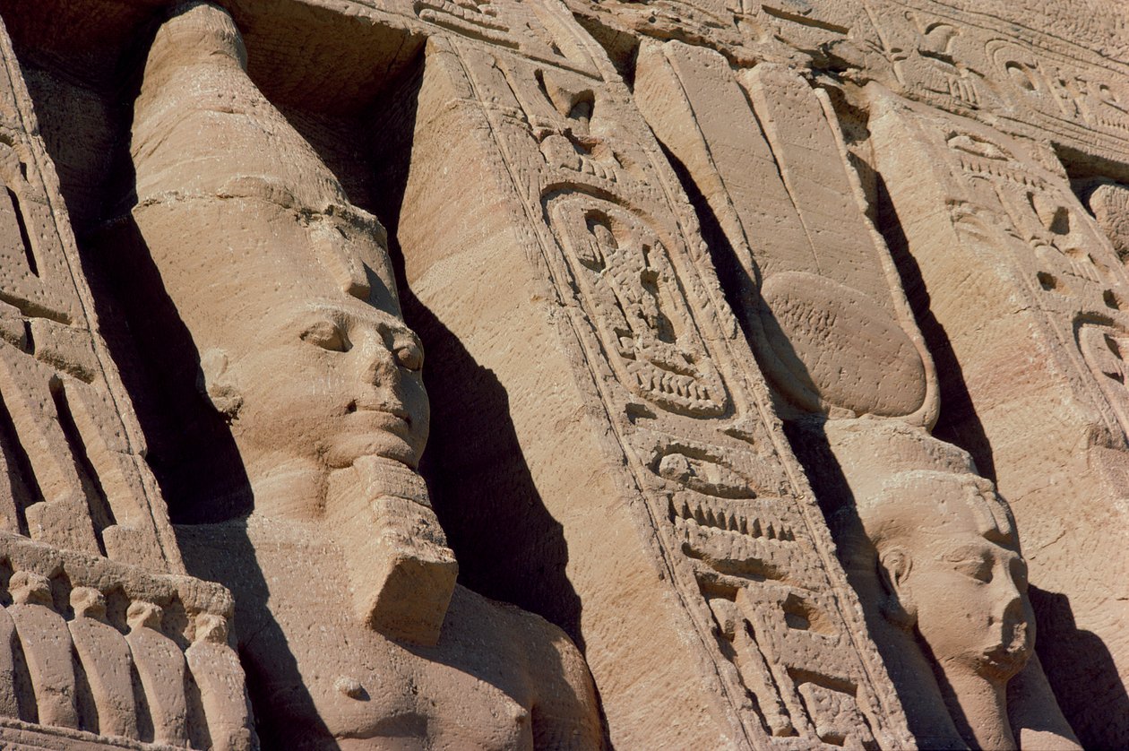 Cabeças de Ramesses II (1279-1213) e Hathor/Nefertari na Fachada do Templo da Rainha Nefertari, Novo Reino, c.1250 a.C. (foto) (detalhe de 118459) de Egyptian 19th Dynasty