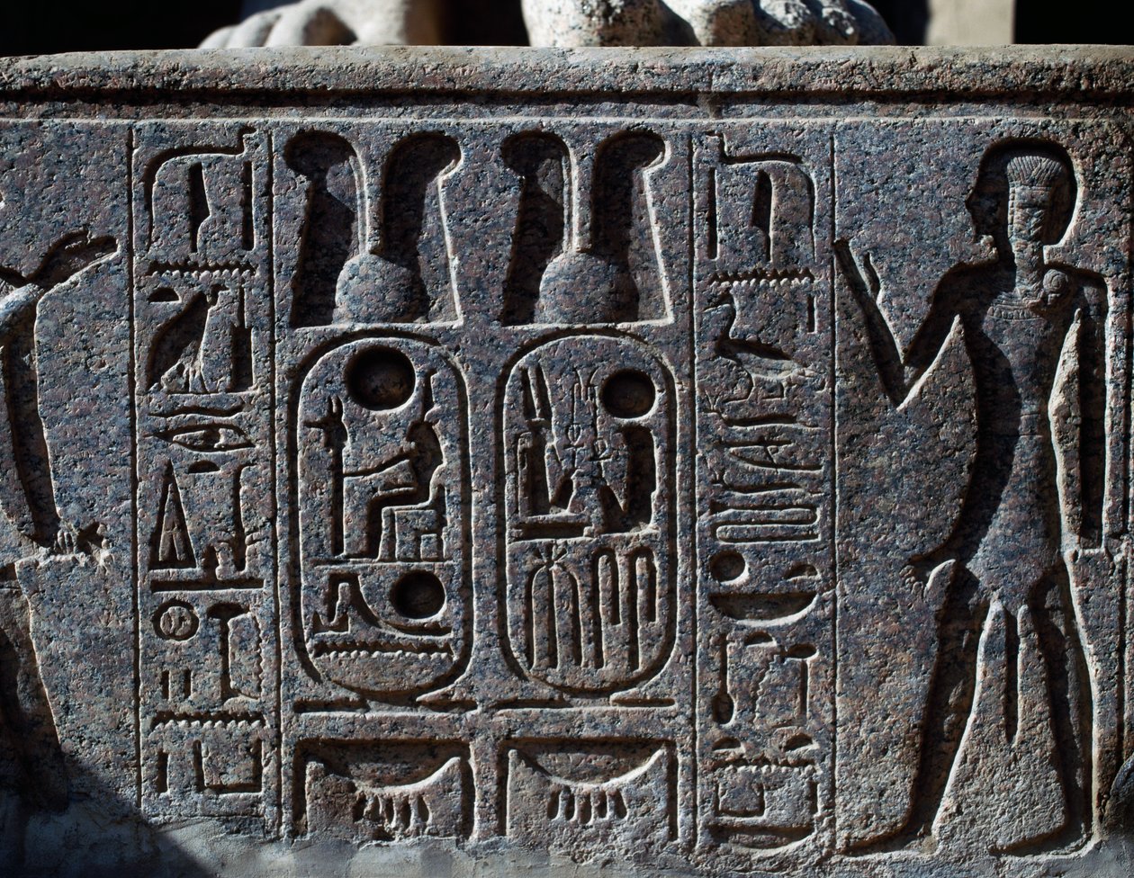Hieróglifos, pormenor do casco de uma estátua colossal de um rei, Pátio de Ramsés II, Templo de Amon (Lista do Património Mundial da Unesco de Egyptian 19th Dynasty