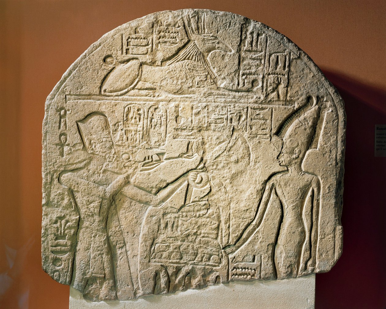 Estela em calcário representando Ramsés II a oferecer incenso e papiro à deusa Astarte de Egyptian 19th Dynasty