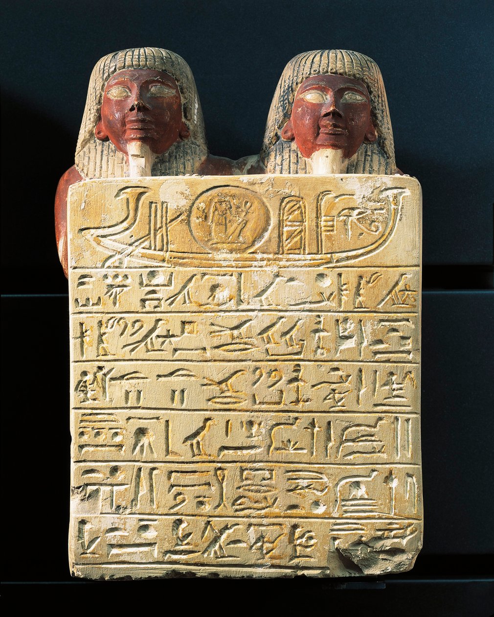 Estela em calcário de Dydy e do seu filho Pendua, mestres carpinteiros, oferecendo um hino ao deus Sol Ra, de Deir el-Medina de Egyptian 19th Dynasty