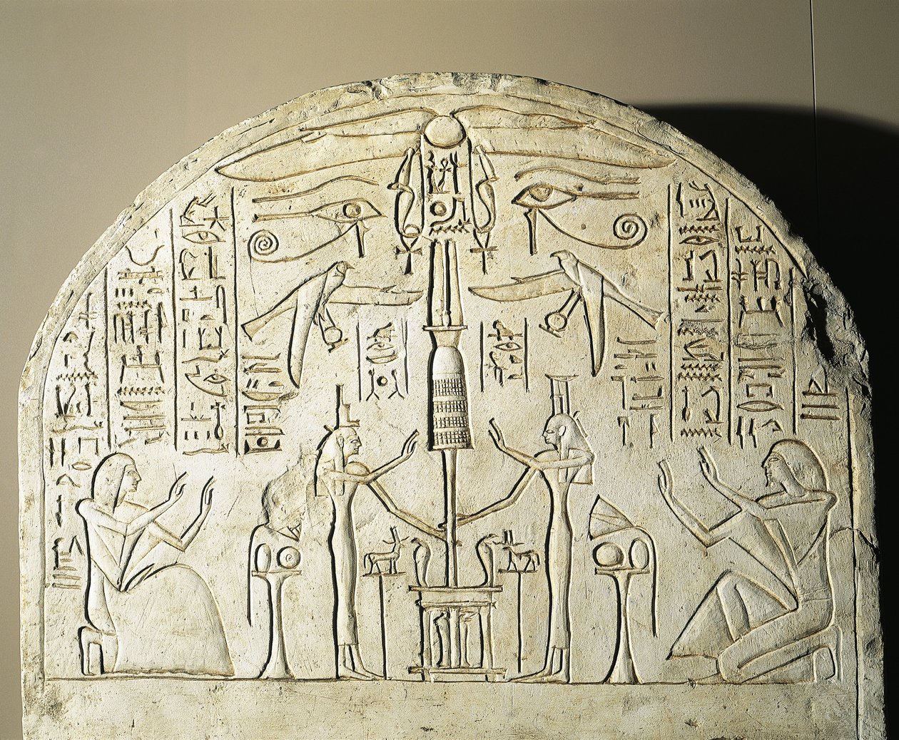 Estela de calcário de Perinefer, com Ísis e Neftis adorando um fetiche que representa Osíris, de Abydos, reinado de Ramsés II de Egyptian 19th Dynasty