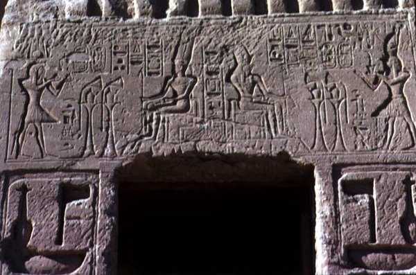 Lintel acima da porta de entrada do Templo da Rainha Nefertari, Reino Novo, c.11250 a.C. (foto) de Egyptian 19th Dynasty