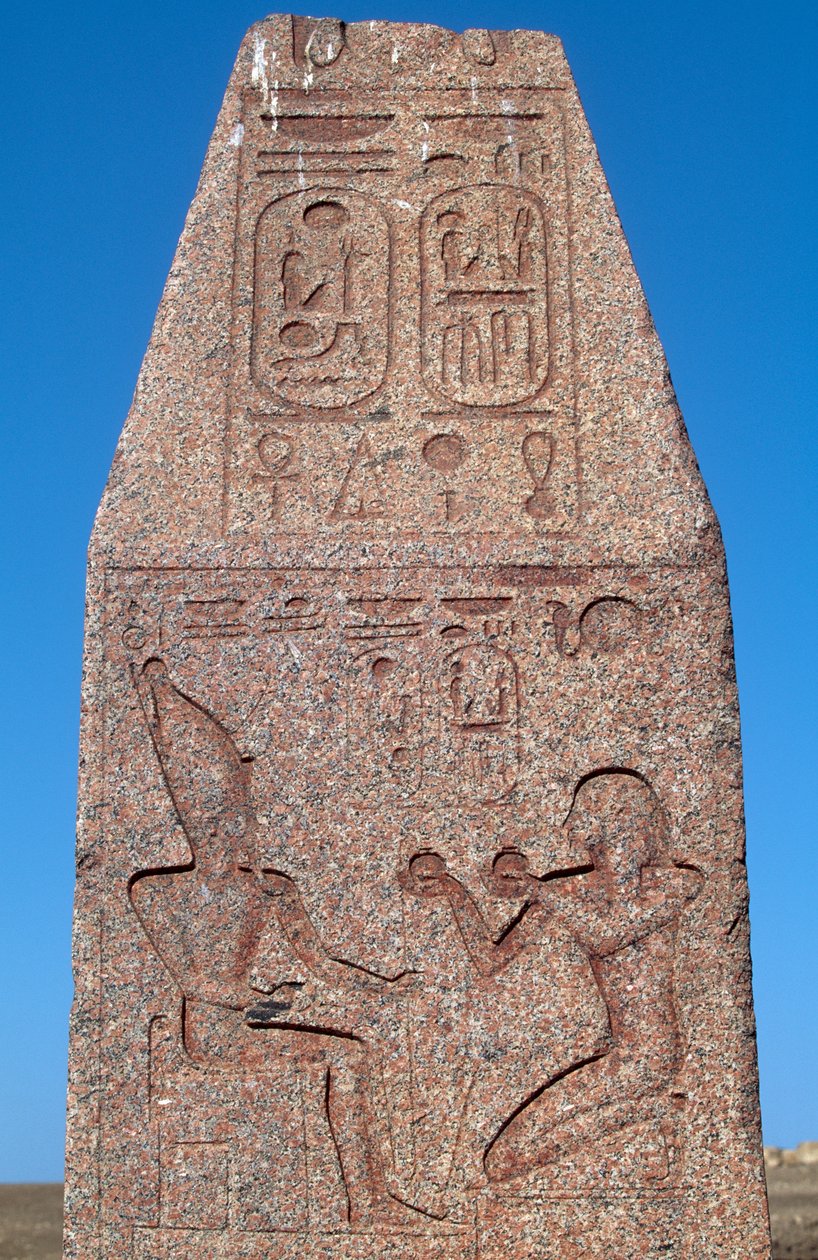 Obelisco com relevos e inscrições de Ramsés II, Grande Templo de Amon, Tanis, Egipto, civilização egípcia, Novo Reino, Dinastia XIX de Egyptian 19th Dynasty