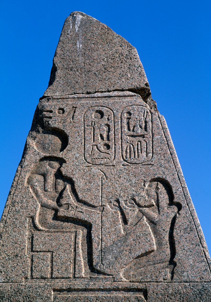 Obelisco com relevos e inscrições de Ramsés II, Grande Templo de Amon, Tanis, Egipto, civilização egípcia, Novo Reino, Dinastia XIX de Egyptian 19th Dynasty