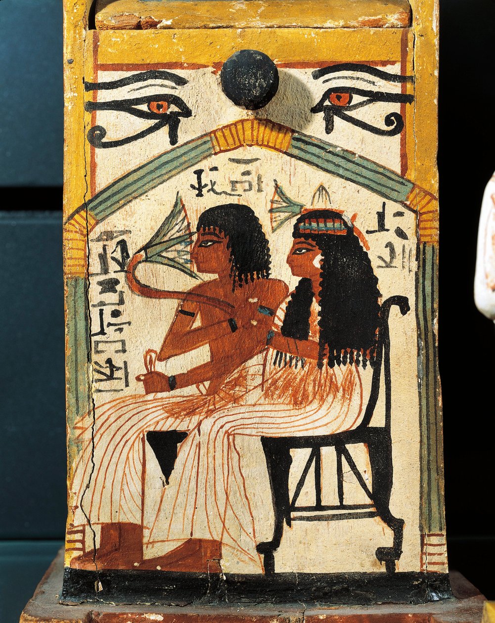 Caixa shabti de madeira pintada de Khabekhent, defunto sentado com a sua mulher, pormenor de Egyptian 19th Dynasty