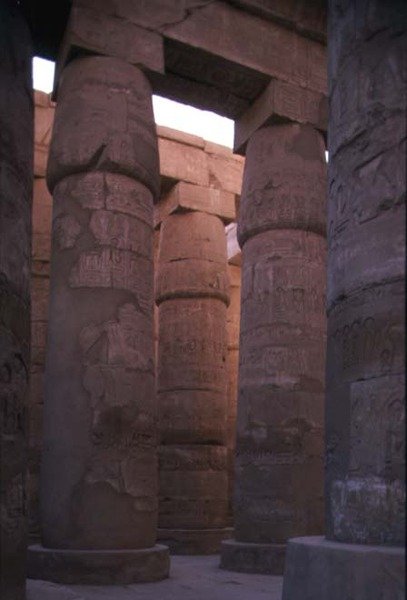 Colunas de Papiro com capitéis de botões no Salão Hipostilo do Templo de Amun, Novo Reino (foto) de Egyptian 19th Dynasty