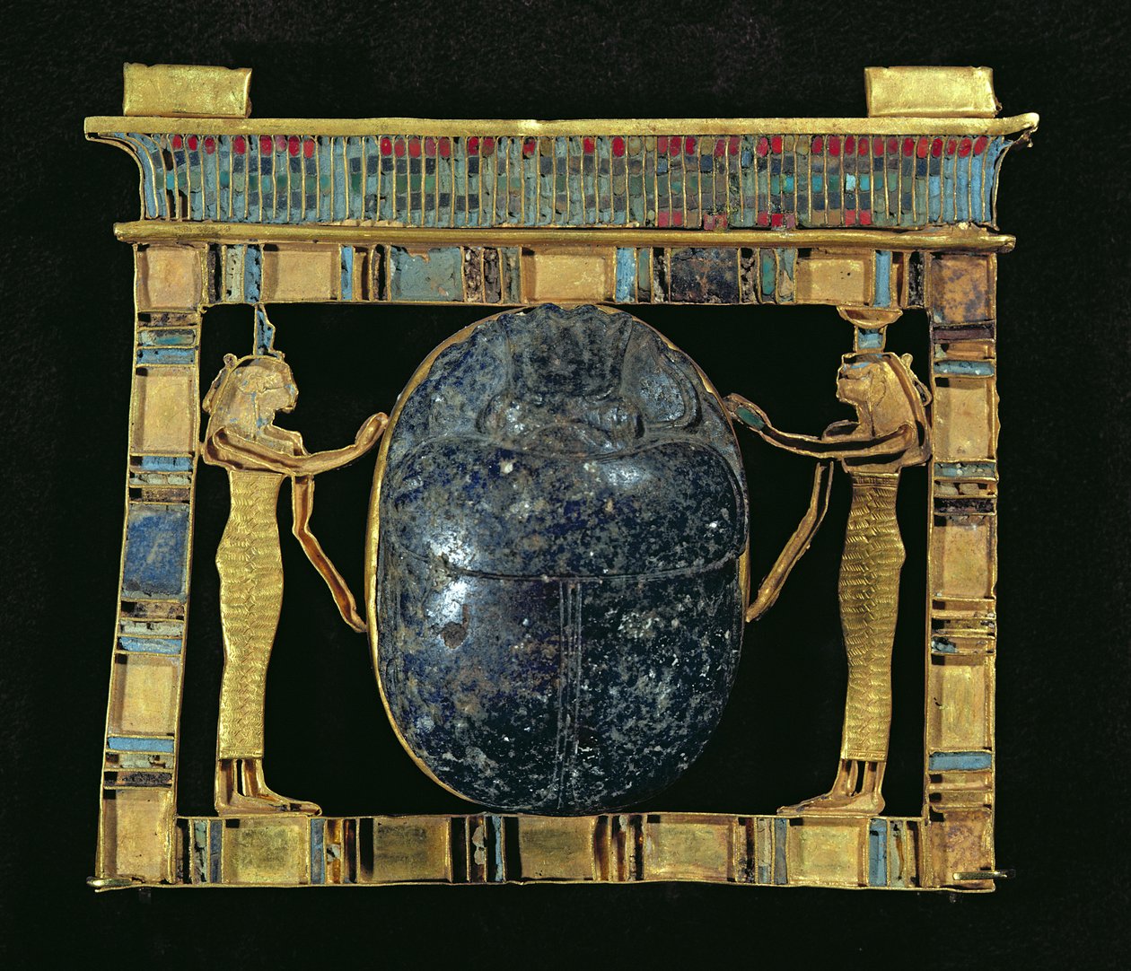 Peitoral do vizir, Paser, com um escaravelho ladeado pelas deusas Isis e Nephthys, do Serapeum em Memphis, New Kingdom (ouro, lápis-lazúli e pasta de vidro) de Egyptian 19th Dynasty