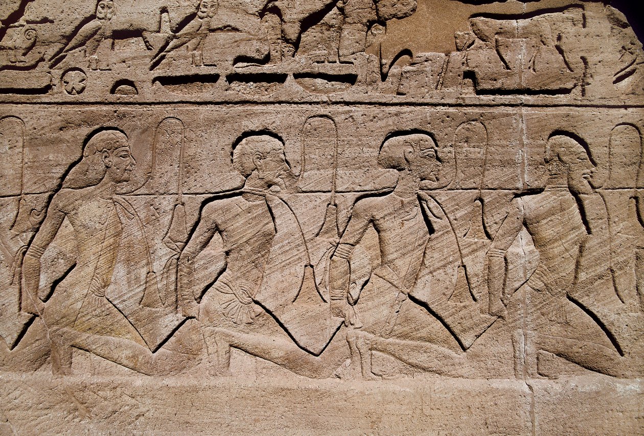 Prisioneiros ilustrando as vitórias do faraó Ramsés II, Bas relief na entrada do grande templo de Ramsés II, Egito, Abu Simbel de Egyptian 19th Dynasty