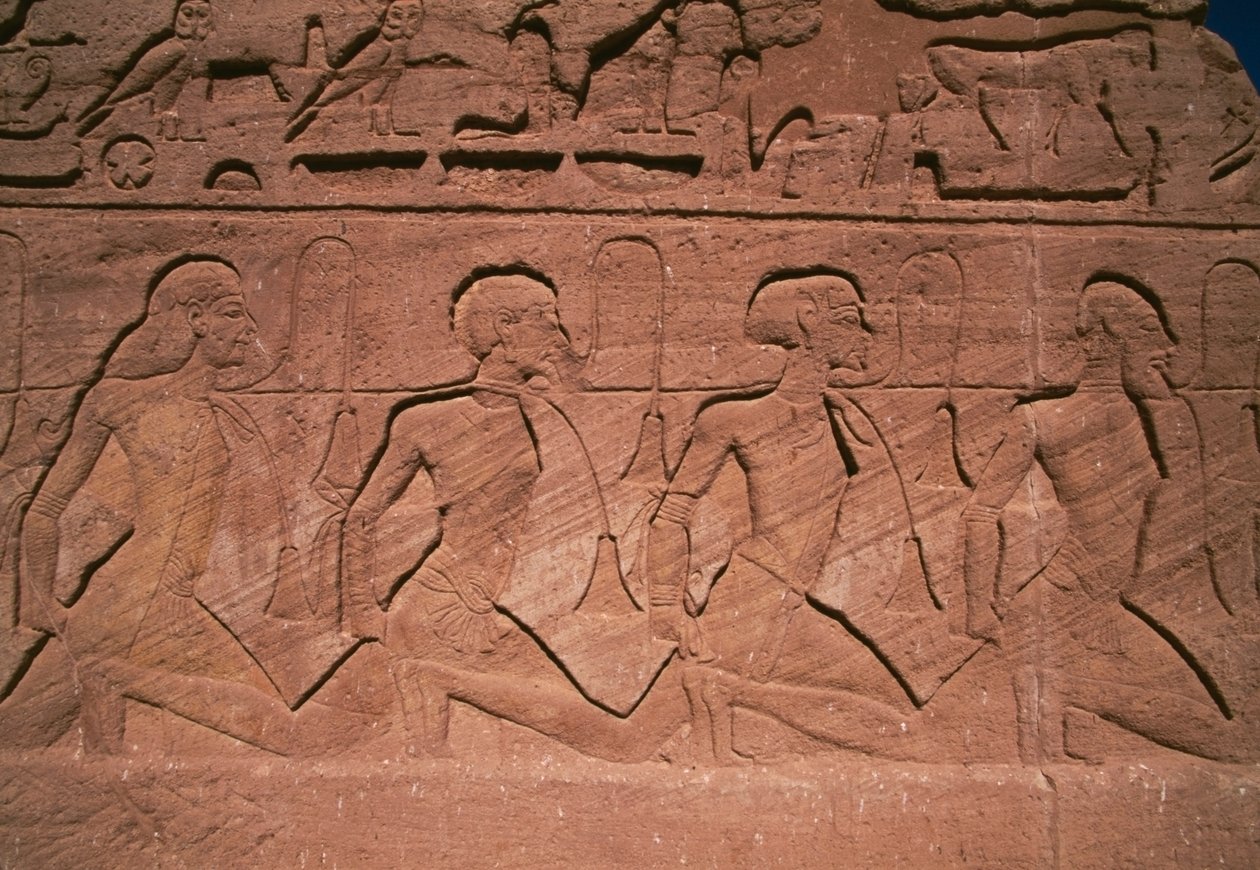 Prisioneiros do Norte, baixo-relevo na base dos gigantes do Grande Templo de Ramsés II, Abu Simbel (Lista do Património Mundial da UNESCO de Egyptian 19th Dynasty