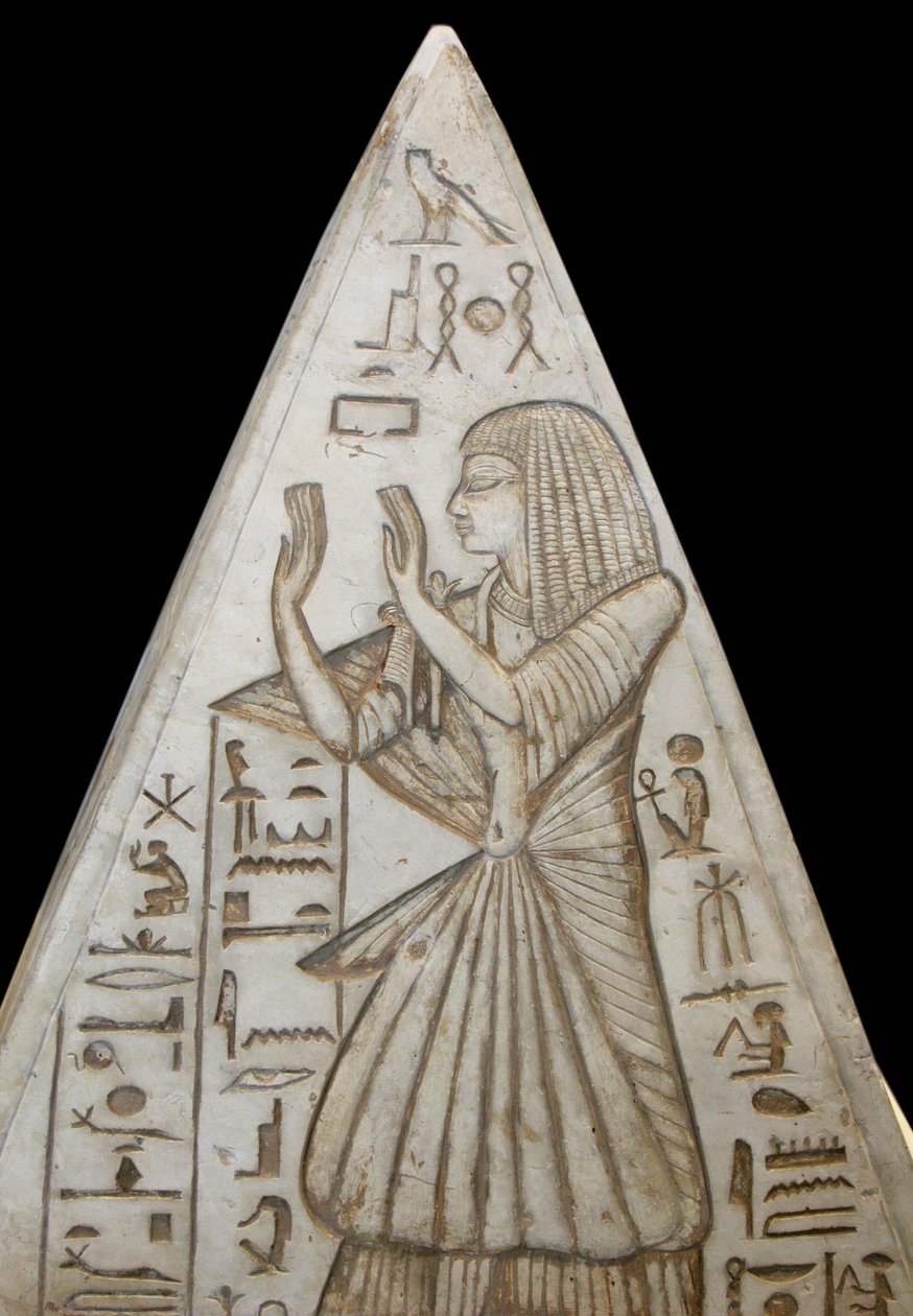 Pirâmide em pedra calcária posa no topo dos túmulos da capela nas pirâmides. Há sérias cenas retratando o ciclo solar e a adoração do sol por parte do falecido. Vem de Deir el Medina de Egyptian 19th Dynasty