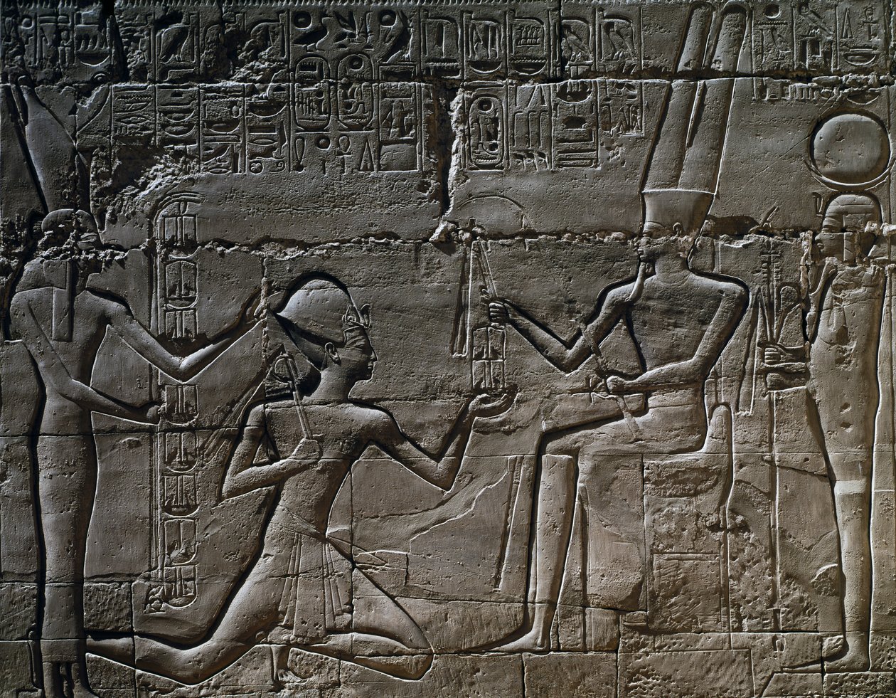 Ramsés II em frente de Amun-Ra, relevo, Grande Salão Hipostilo, Templo de Amun, Complexo do Templo de Karnak (Lista do Património Mundial da Unesco de Egyptian 19th Dynasty