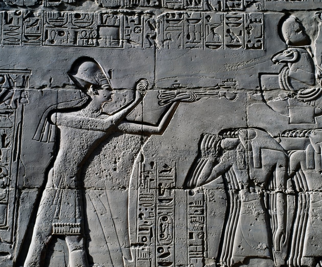 Ramsés II em frente do barco sagrado, relevo, paredes interiores do Grande Salão Hipostilo, complexo do templo de Karnak (Lista do Património Mundial da Unesco de Egyptian 19th Dynasty