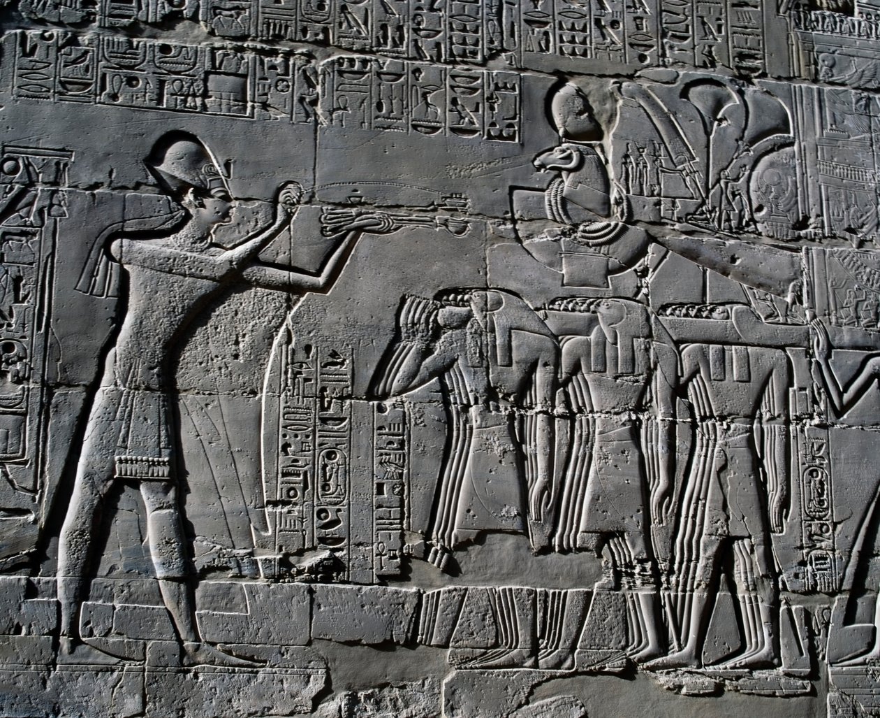 Ramsés II a fazer sacrifícios em frente do barco sagrado, relevo, paredes interiores do Grande Salão Hipostilo, complexo do templo de Karnak (Lista do Património Mundial da Unesco de Egyptian 19th Dynasty