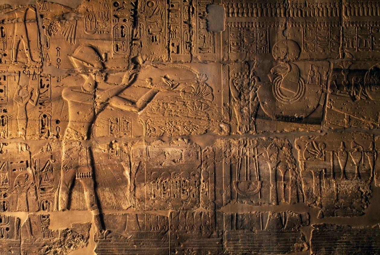 Ramsés II a fazer sacrifícios em frente ao barco sagrado, Karnak, Egito (relevo) de Egyptian 19th Dynasty