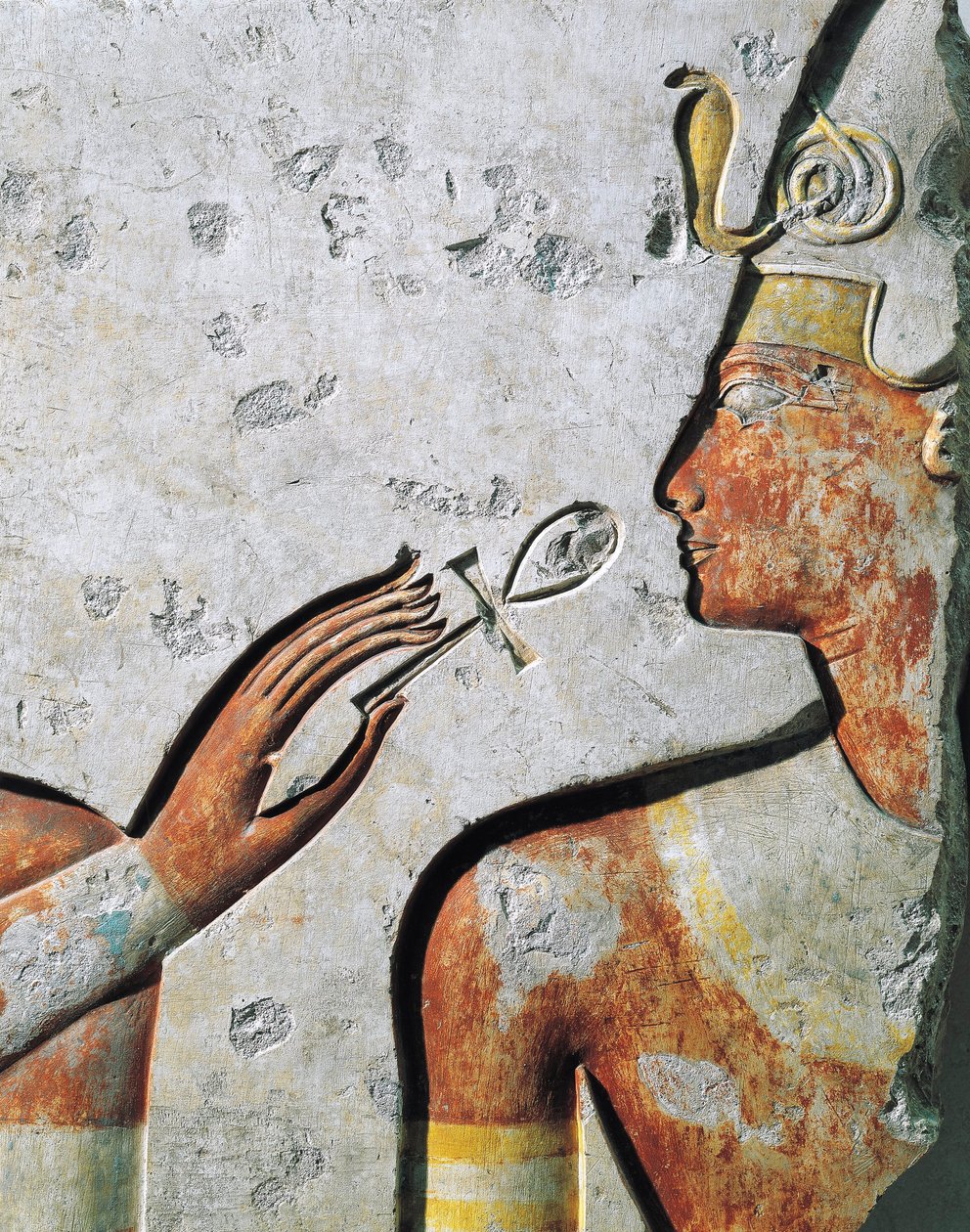 Ramsés II durante a cerimónia de abertura da boca, baixo-relevo, de um pequeno templo construído pelo Faraó em Abydos de Egyptian 19th Dynasty