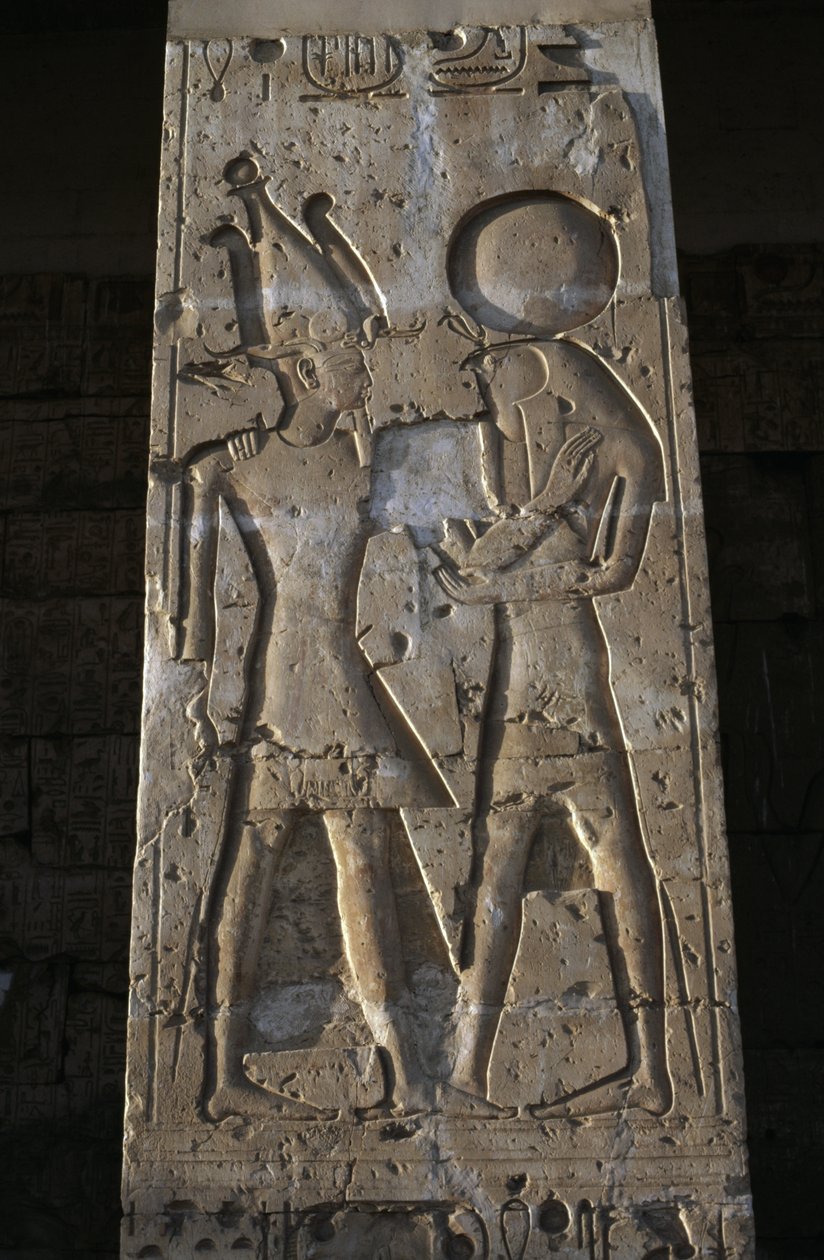 Relevo representando o Faraó com o deus Hórus, pórtico do Templo de Seti I de Egyptian 19th Dynasty