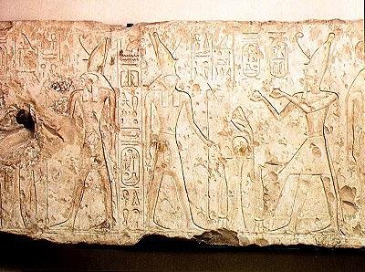 Relevo representando Ramesses II (1279-1213 AC) fazendo ofertas rituais à família de Osíris, detalhe do lado direito com Ramesses oferecendo dois frascos de vinho a Horus, de Abydos, Novo Reino (pedra calcária) de Egyptian 19th Dynasty