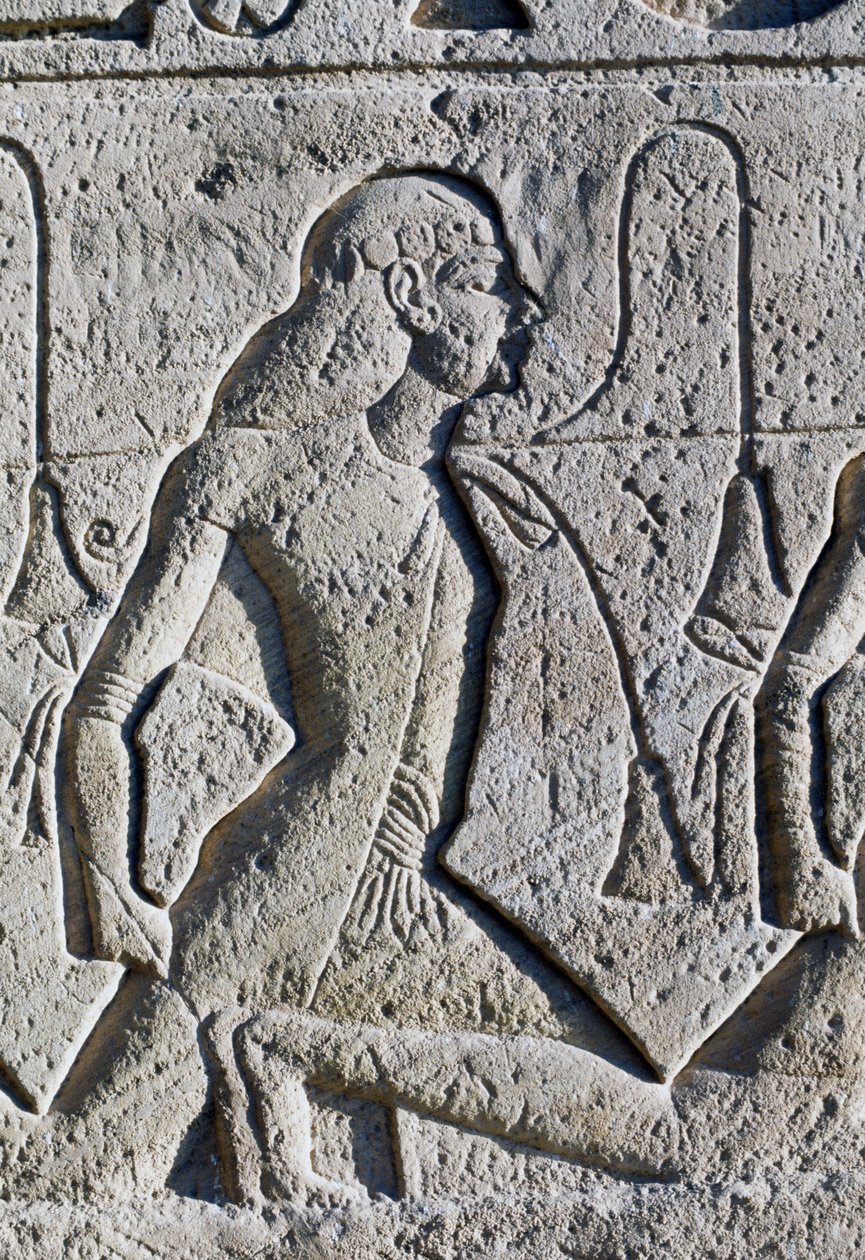 Relevo representando prisioneiros negros e asiáticos da Batalha de Kadesh, pormenor da base dos tronos na fachada do Grande Templo de Ramsés II, Abu Simbel (Lista do Património Mundial da Unesco de Egyptian 19th Dynasty