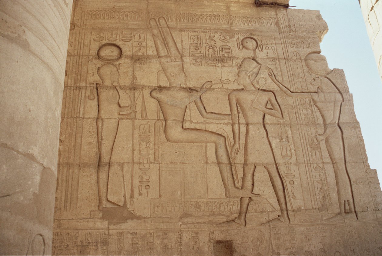 Relevo retratando a deusa de cabeça de leão Mut apresentando Ramsés II a um Amon entronizado, que lhe dá um ankh, do Grande Salão Hipostilo, Novo Reino de Egyptian 19th Dynasty