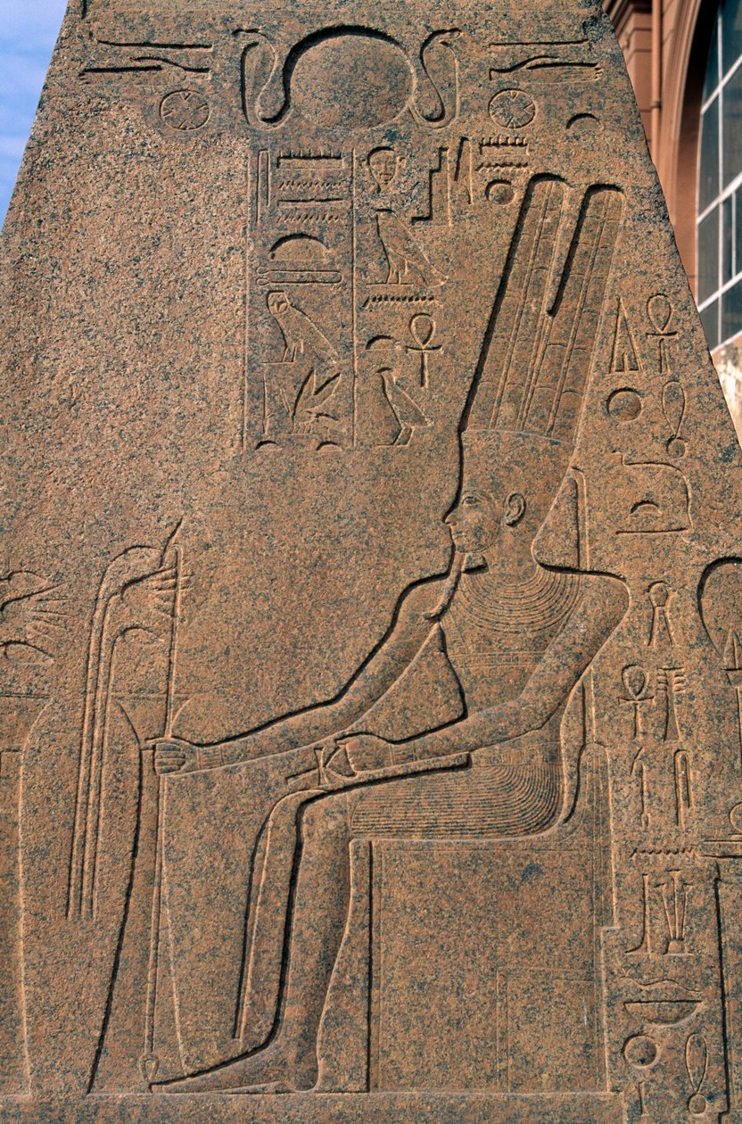 Relevo do obelisco de Ramsés II no jardim do Museu Egípcio do Cairo, Egipto, civilização egípcia, Novo Reino, Dinastia XIX de Egyptian 19th Dynasty