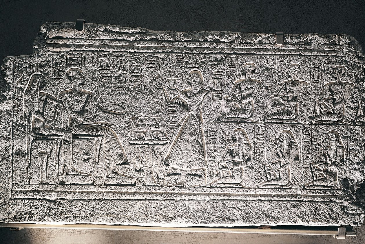 Relevo de Ptahotep e Tauseret em Saqqara, com o casal a receber ofertas do seu filho mais velho Amenheb e de outros filhos de Egyptian 19th Dynasty