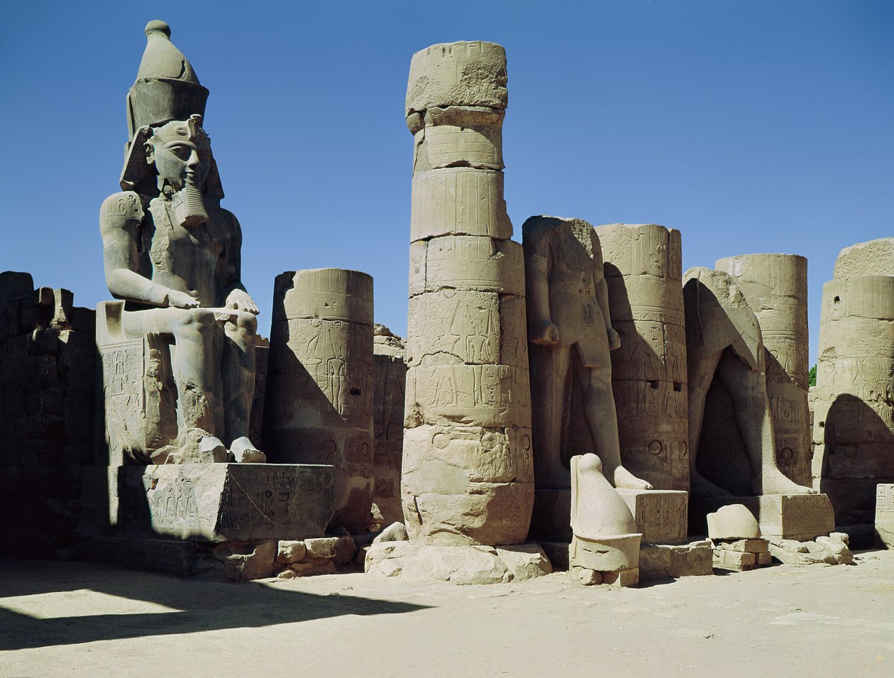 Estátua sentada de Ramsés II (c.1279-1213 aC) no Peristyle Court, New Kingdom de Egyptian 19th Dynasty