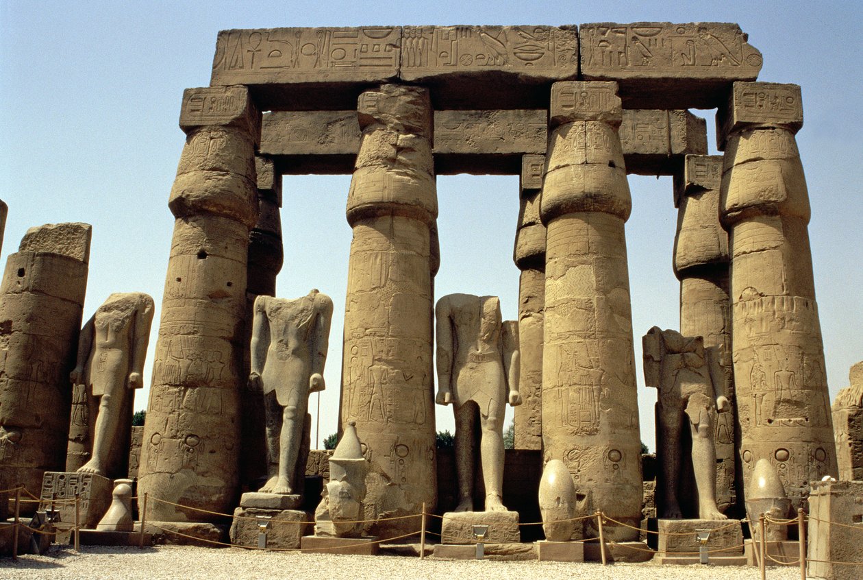 Estátuas de Ramsés II (1298-32 aC) e colunas de papiro na Corte Peristyle, Novo Reino, c.1297-1185 aC de Egyptian 19th Dynasty