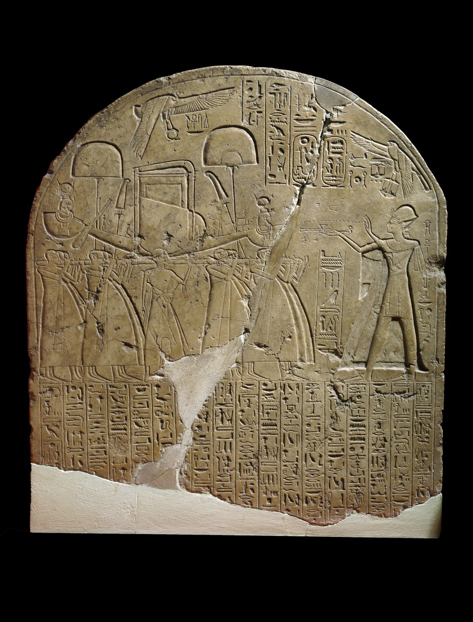 Estela dedicada a Ísis pelo supervisor de obras nos Templos de Ramsés II em Koptos, representando o Rei oferecendo incenso ao barco sagrado de Ísis, carregado por sacerdotes (calcário) de Egyptian 19th Dynasty